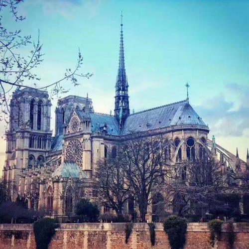 有着800多年的巴黎圣母院遭遇严重火灾，让我们从这些图片里回顾