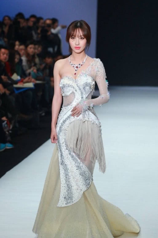 李菲儿登台献唱，热裤大秀“漫画腿”，网友：身材吊甩杨颖几条街