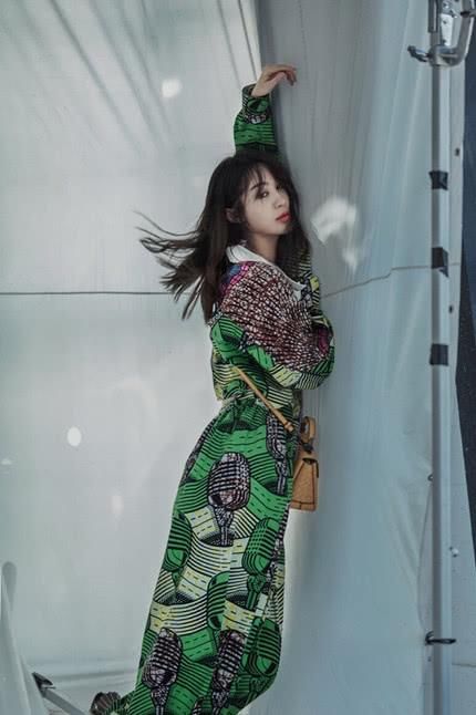 李菲儿与王鸥撞衫，靠露腰取胜，套塑料袋秀身材才“心机”!