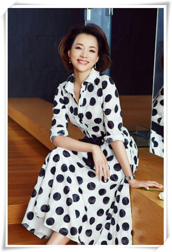 刘涛是素颜，董卿也是素颜，两人同框往那一站，差距竟如此尴尬？