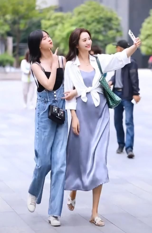  闺蜜@好闺蜜逛街购物比美，一个像夏季，一个像秋季，网友：成人才没选！