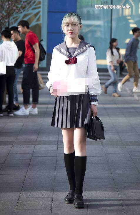 能把“JK”穿上街的美女，勇气也是很大的