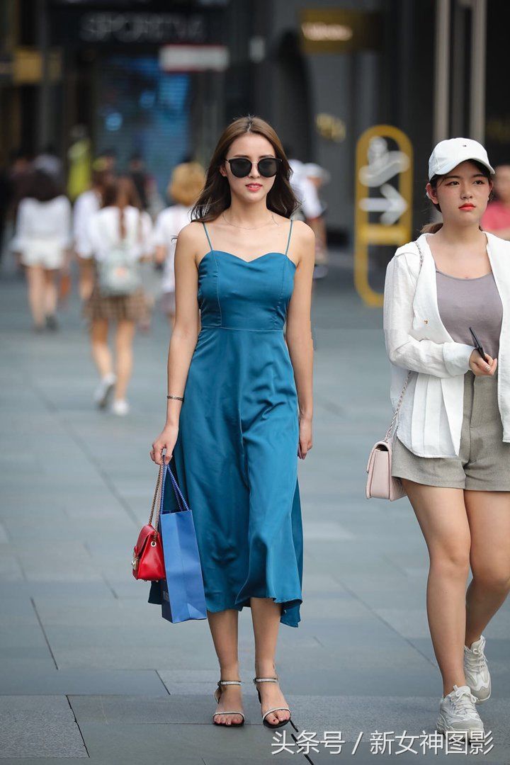 美女街拍:穿吊带裙的小姐姐，优雅又迷人!