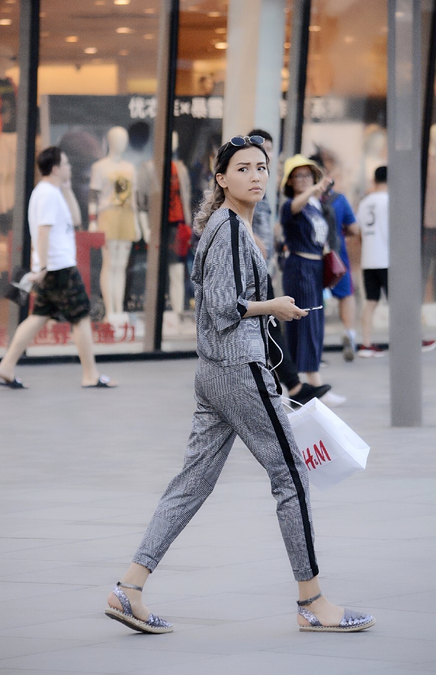 北京街拍:女孩们不同的穿搭呈现出不一样的美