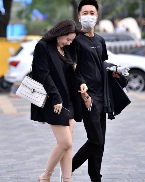  美女|街拍：环肥燕瘦的美女，一件白色短袖配黑色紧身裤，青春活力气质