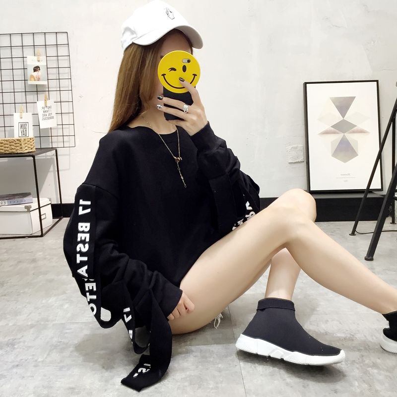 女人再漂亮，少穿裙子配打底裤，现流行“卫衣裙”，配短裤美到翻