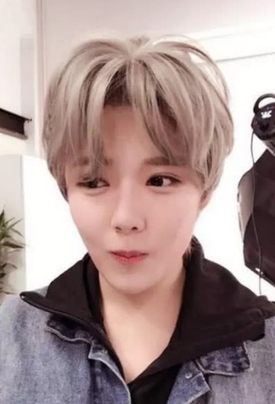 17岁女孩化妆成鹿晗，卸妆后美呆，网友：还以为是鹿晗本人呢！