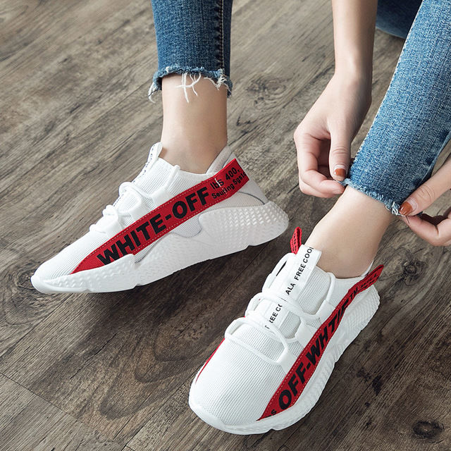 越来越多的女人出门不穿高跟鞋，瞧下图这样穿，回头率高到爆表