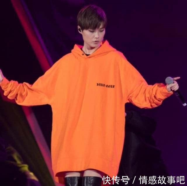 李宇春为了女人味穿起了裙子，但是脚上的鞋子却暴露了一切！
