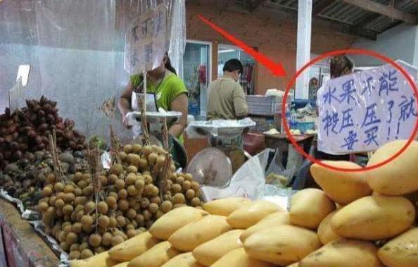中国游客在泰国游玩时,当看到水果摊上的标识语,国人大怒回国！