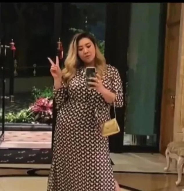 沈殿霞:郑欣宜与父亲后妈一家人团年照曝光, 郑少秋小女儿罕见露面很惊艳