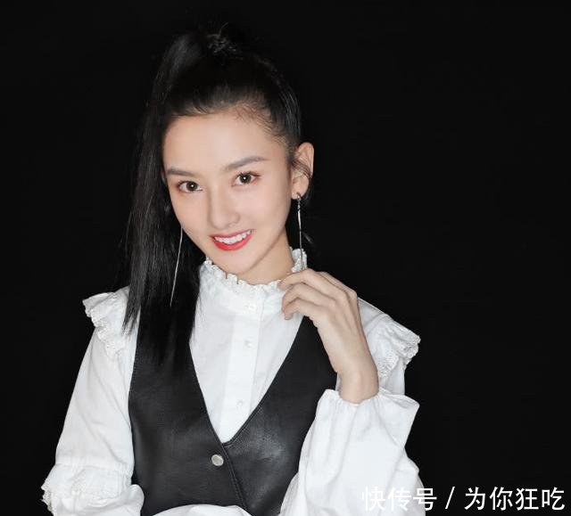 宋祖儿小小年纪胆好肥，耳朵“扎”了2根针，想要当校花还真难！