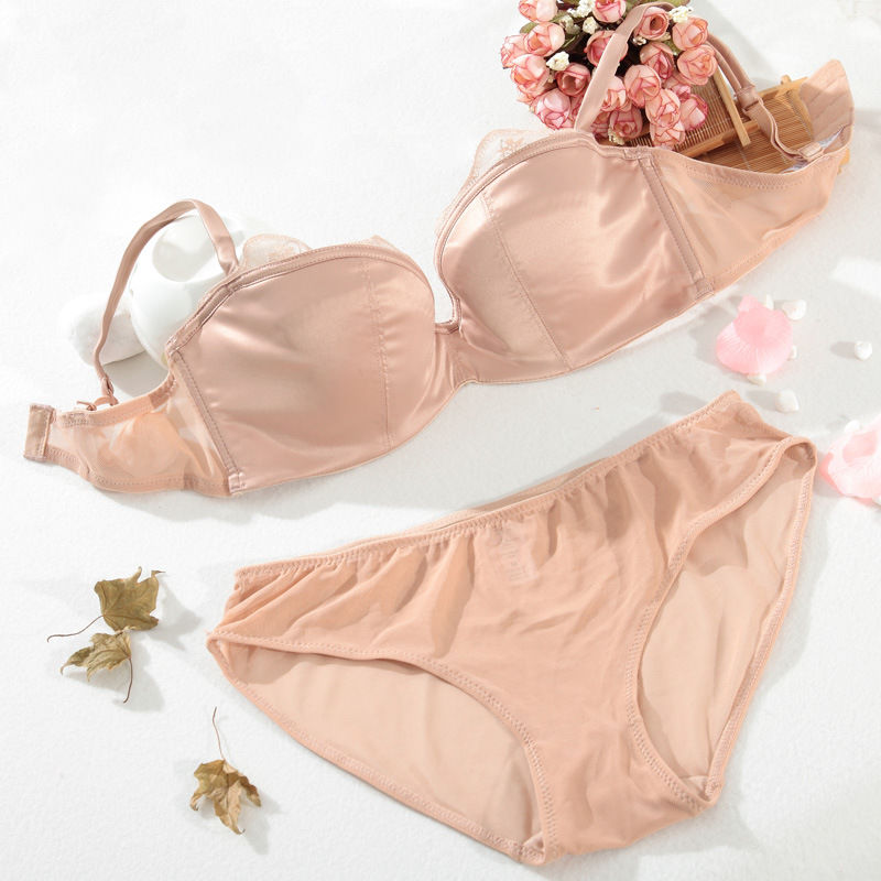 丰满女人穿定能秀一身好身材，完美无缺，性感十足