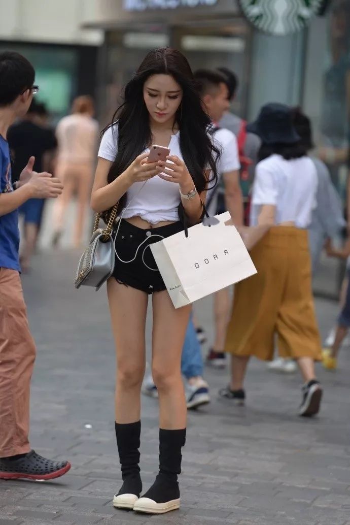高清街拍|超短裤穿得如此迷人的女人真不多，她是第一名吗?
