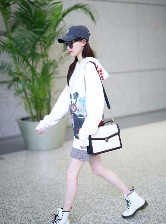 唐嫣上身还好，下身简直看着可怕，网友:她就这种干瘦干瘦的体质