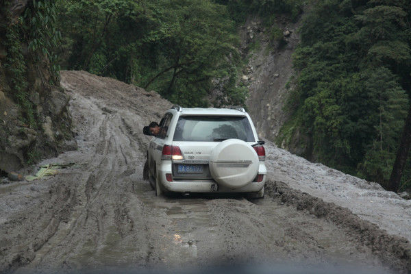 自驾霸道穿越丙察察闯西藏，悬崖边上走一遭，遭遇塌方，泥地陷车