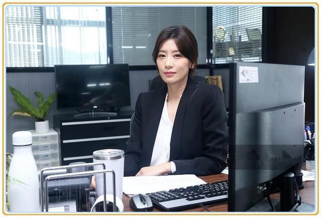 本以为马伊琍穿西装帅炸了，但看到贾静雯这效果，我顿时沉默了！