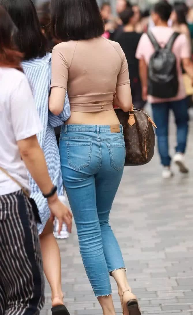 时尚百搭的牛仔紧身裤是许多小姐姐们热捧服饰