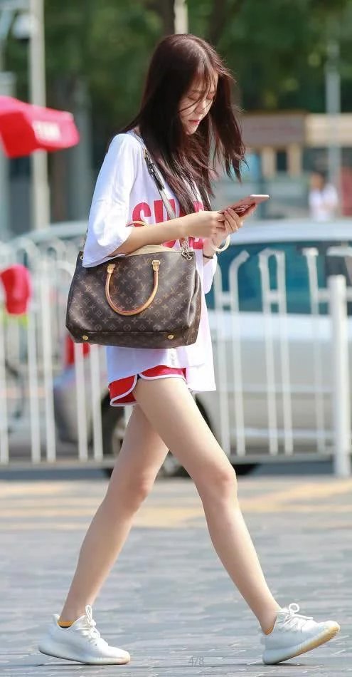 肤白貌美清纯小美女，红色小热裤显完美身材，网友道：别一直看手