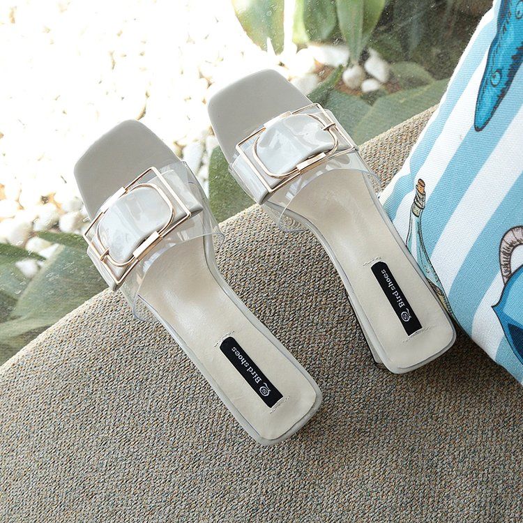 女人穿高跟鞋就是不正经?瞧瞧这些露趾一字扣,潮流无限谁不爱