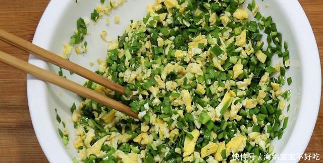 出水:河南特色美食菜蟒,皮薄如纸,不出水不露馅,咬一口满嘴都是菜