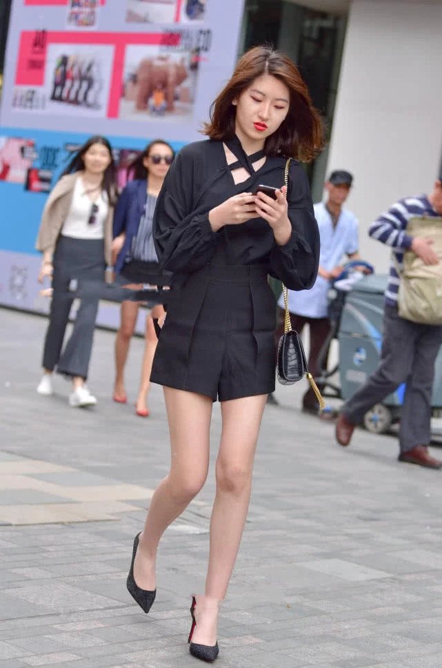 苗条小姐姐短裤搭配高跟鞋小女人味儿十足,旁边的弟弟忍不住偷看