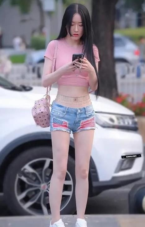  『气质』潮范儿女神来了，街拍：雪肤花貌的小姐姐，一件黑色上衣配白色短裤，时尚清新气质