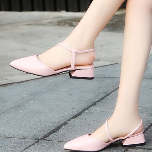 女人还可以这样穿高跟鞋，显的脚非常小，很是有淑女气质