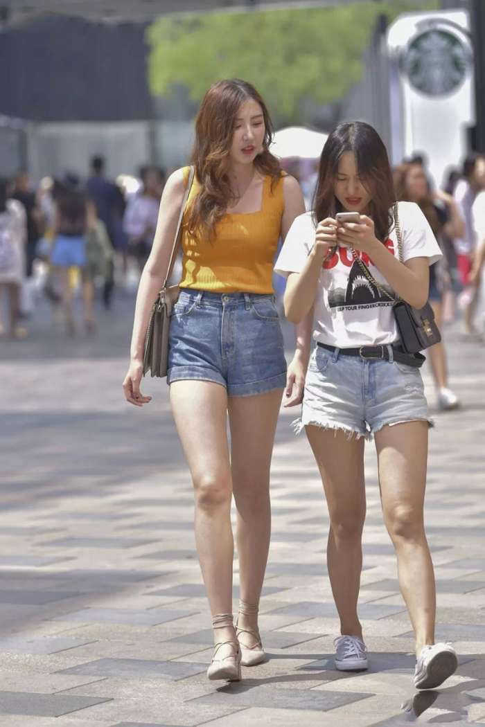 靓丽街拍: 丰腴牛仔短裤美女, 身材高挑轮廓好, 高出闺蜜一个头!