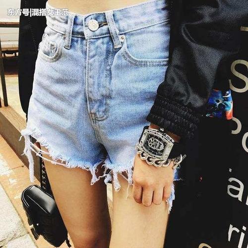 花式秀美腿? 破洞牛仔短裤让你的大腿白里透红再透粉