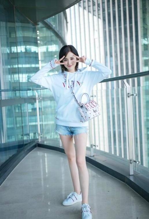 古力娜扎的清凉时尚穿着, 牛仔短裤秀长腿, 网友: 短裤能再长点吗