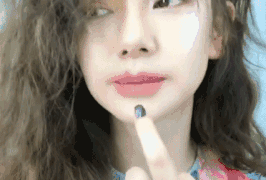 戚薇自拍撞脸Angelababy，作为美妆博主的她到底专业吗?