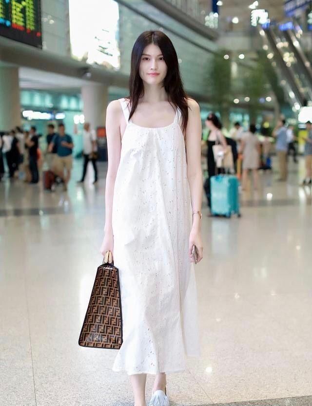 何穗肩膀宽到没朋友，网友：你好像是假超模！