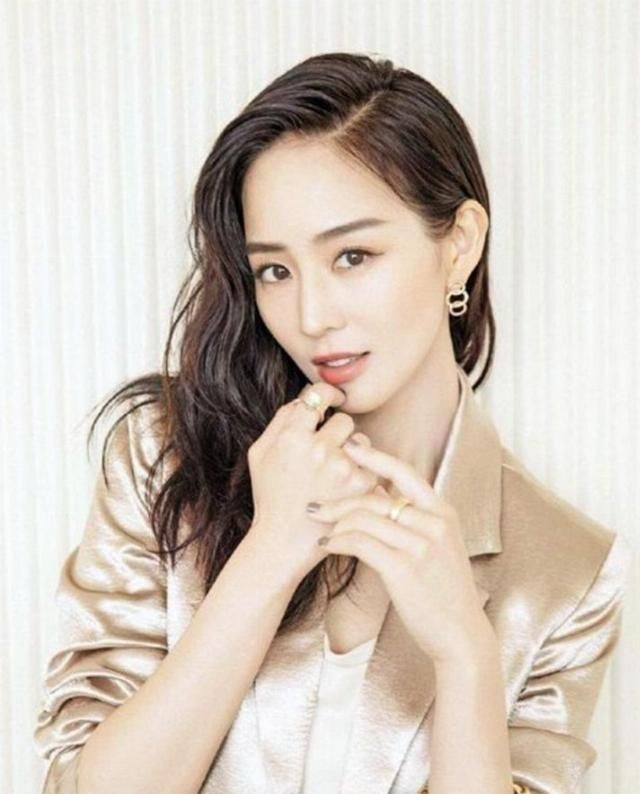  『不露』张钧甯好会穿，一身香槟色西装配高跟鞋，不露腿也美得惊艳