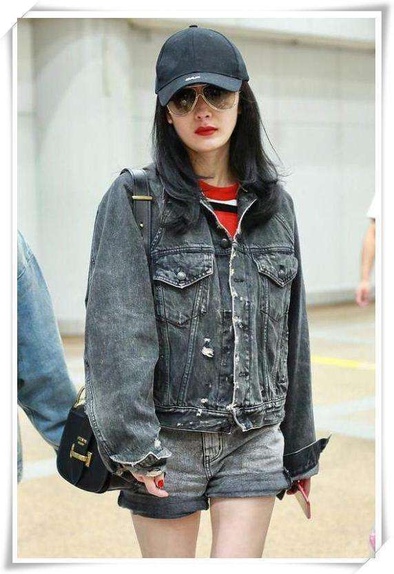 杨幂栽了! 光腿穿短裤竟不敌何穗破洞裤里穿打底裤, 网友: 尴尬了