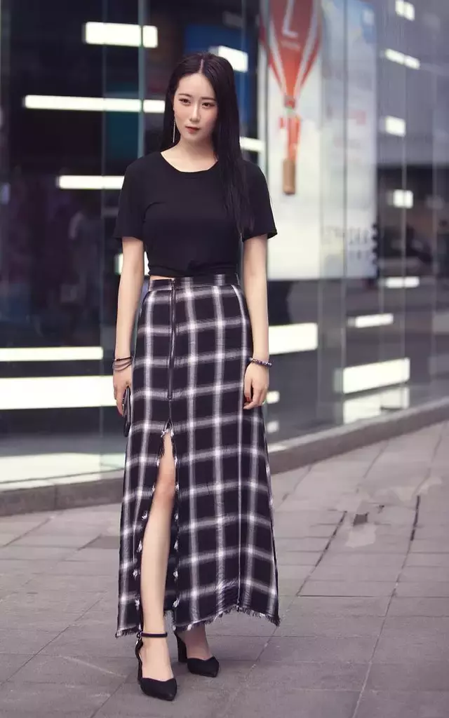 路人街拍，印花连衣裙这样搭很时尚，而且具有女神范