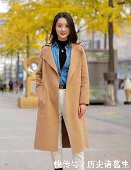 百般:街拍:百般难描的小姐姐,一条深蓝色的连衣裙,女人味十足