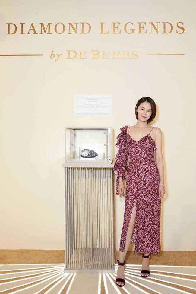 关悦裸肩碎花裙亮相珠宝晚宴 魅力翻倍