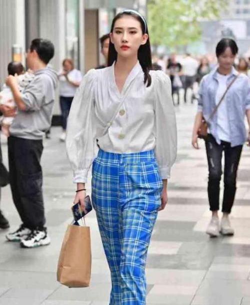  『短袖』街拍：软玉温香的美女，一件白色短袖配打底短裤，时尚女性魅力