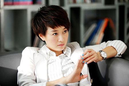 43岁马伊俐撞衫29岁的佟丽娅，一样的大衣却穿出不一样的感觉