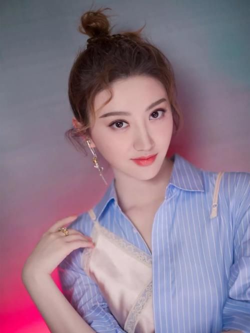 ⊙ 清爽又好看！倪妮娜扎刘亦菲夏天都在梳这个发型！