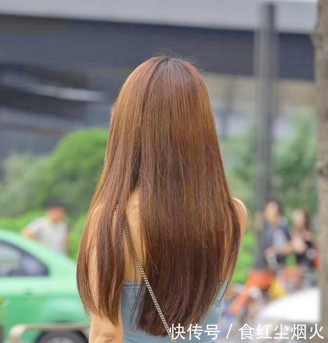 美女咋想的，穿着三角牛仔短裤逛街，网友这腿我服了！