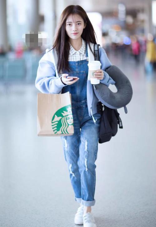 鞠婧祎把“记事本”当包背，上面的字绝了，不愧是中国四千年美女