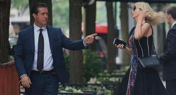 伊万卡高跟黑裙出行，性感又时尚，两大保镖紧随其后贴身保护