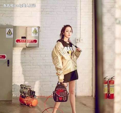 大长腿的造型很难凹吗？李溪芮实践告诉，开叉裙就能轻松做到