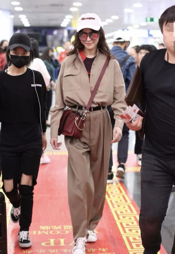 这是唐嫣穿得最土的一次，80岁大爷的西装裤，却被大长腿穿亮了！