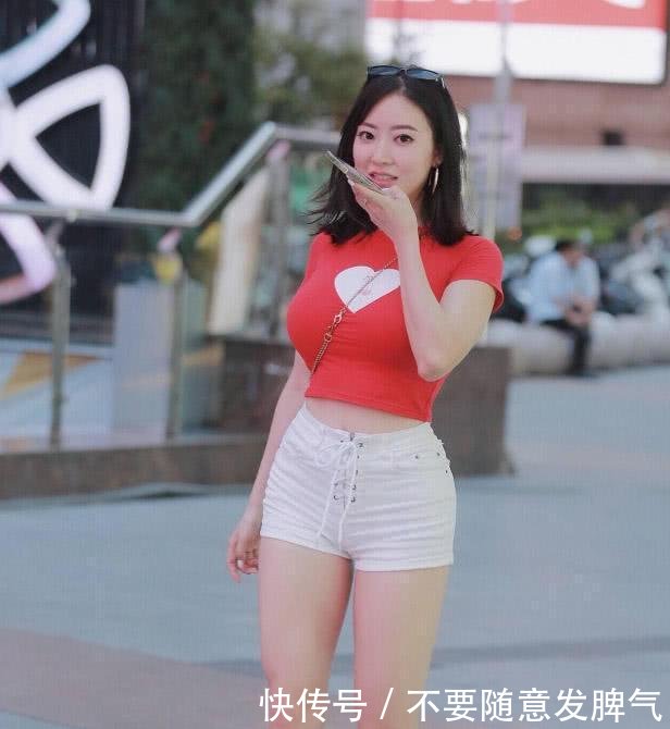 街拍小姐姐大红色紧身衣尽显曲线身材，曼妙的身姿让人侧目