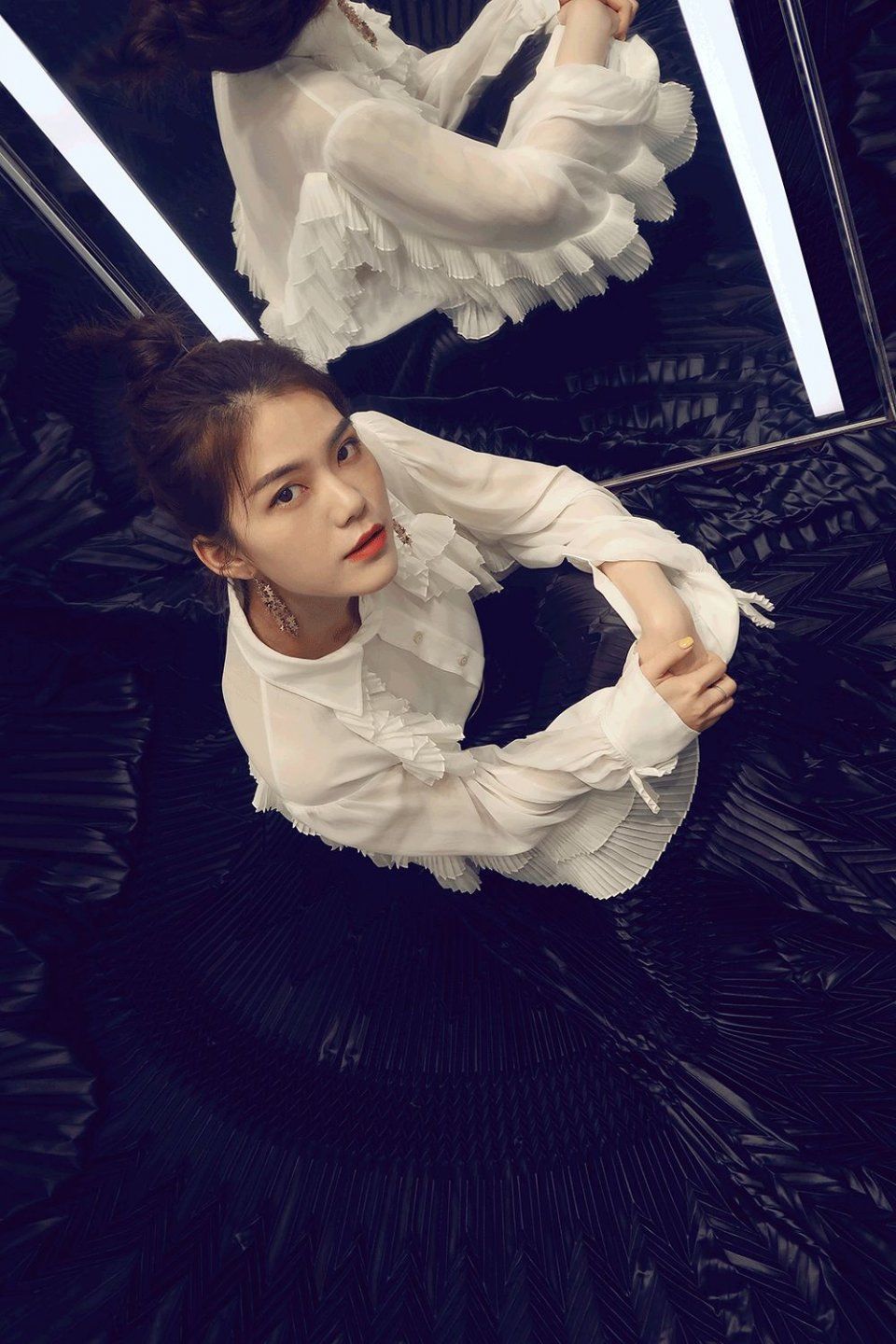 亲身示范丨原来真的可以在试衣间自拍出时尚芭莎封面!