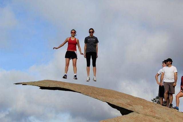 这块岩石十分神奇，位列全球九大刺激景点之一，吸引游客无数