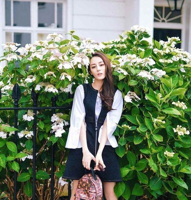 迪丽热巴街拍气场全开，长靴上身比起“老板”杨幂更有女神范！